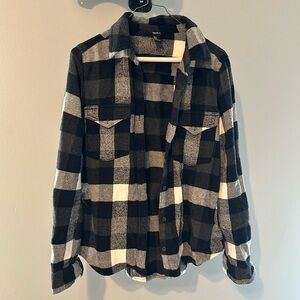 Great condition black and white flannel from forever 21. Perfect for fall!
